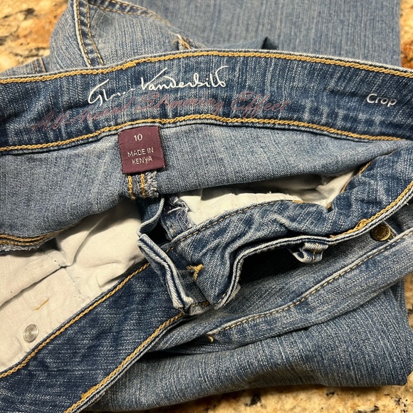 Gloria Vanderbilt size 10 crop jeans. - Picture 3 of 4